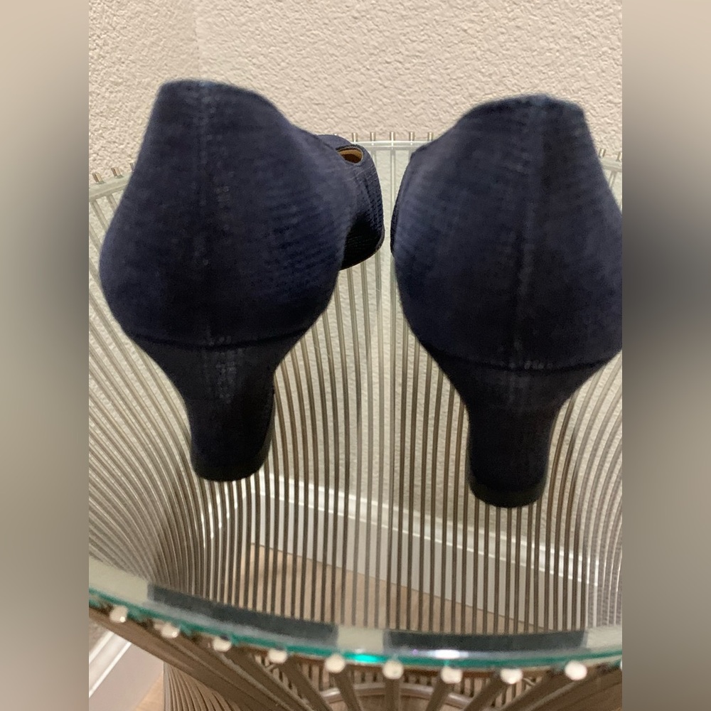 Ferragamo navy kitten heel size 7.5 AAAA shoes